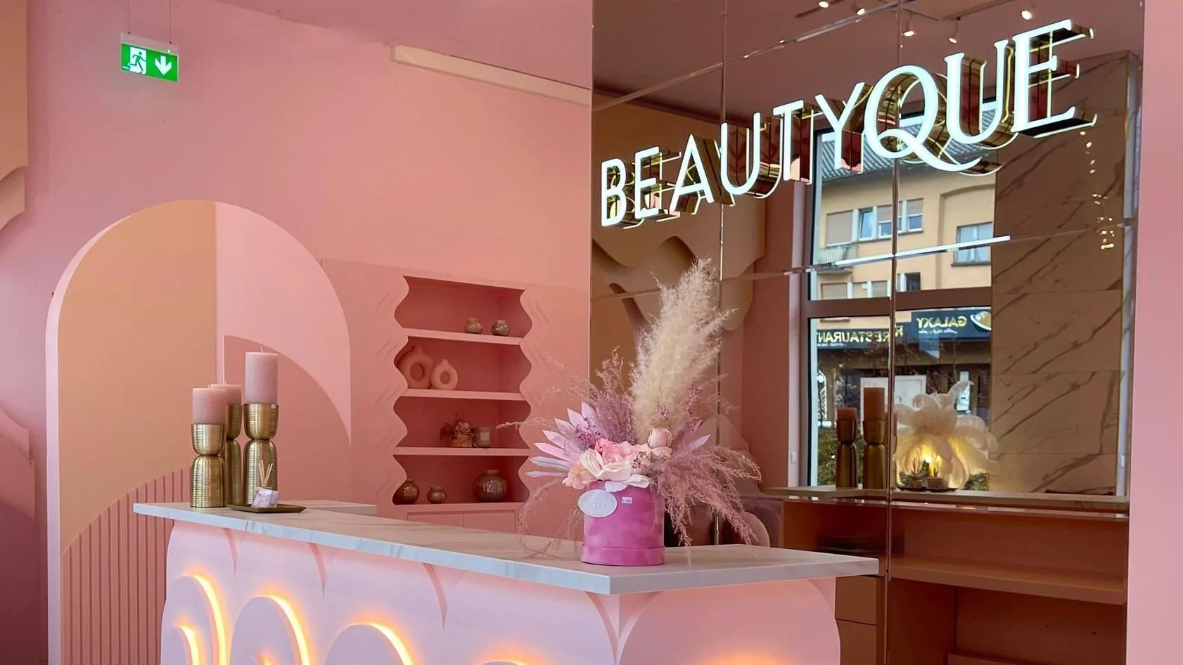 Empfang von Beautyque mit Leuchtschrift